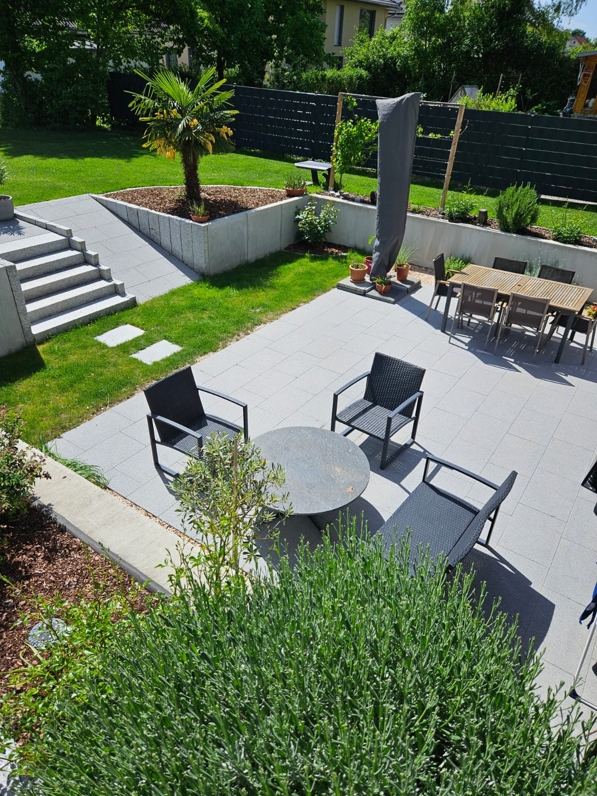 Garten mit Terrasse und Sitzgruppe